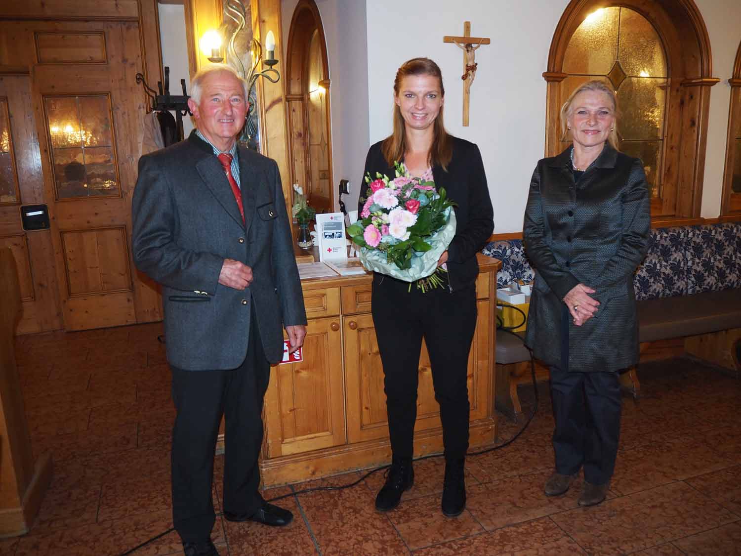 Stephanie Leupolt erhielt als Dank ein Präsent überreicht – hier mit Erwin Geigenberger und Renate von Riedesel